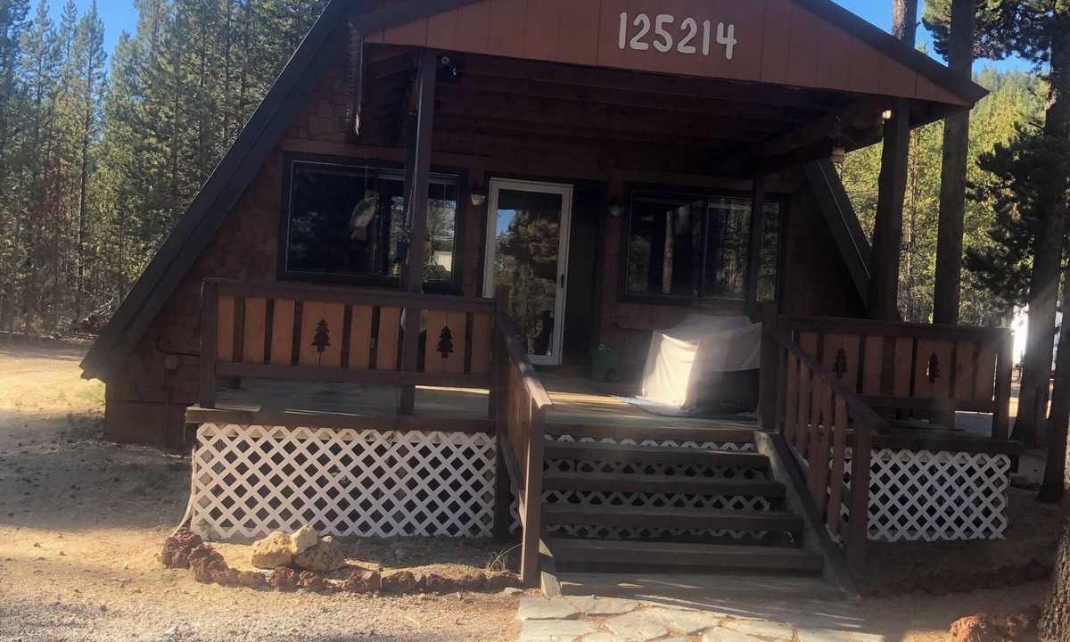 Gilchrist Cabin | Charming 3-bedroom cabin by the Beautiful Cresent Lake