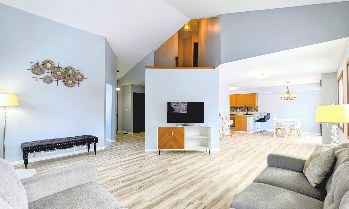 South Elgin House | Charming 3-Bedroom Home Near South Elgin