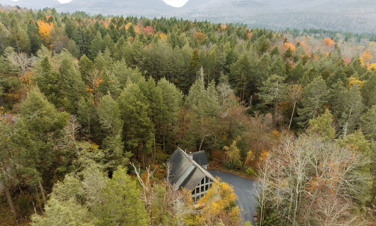 Tannersville House | Charming 3-bedroom house in Tannersville with AC, Firepit, Hottub, Fireplace