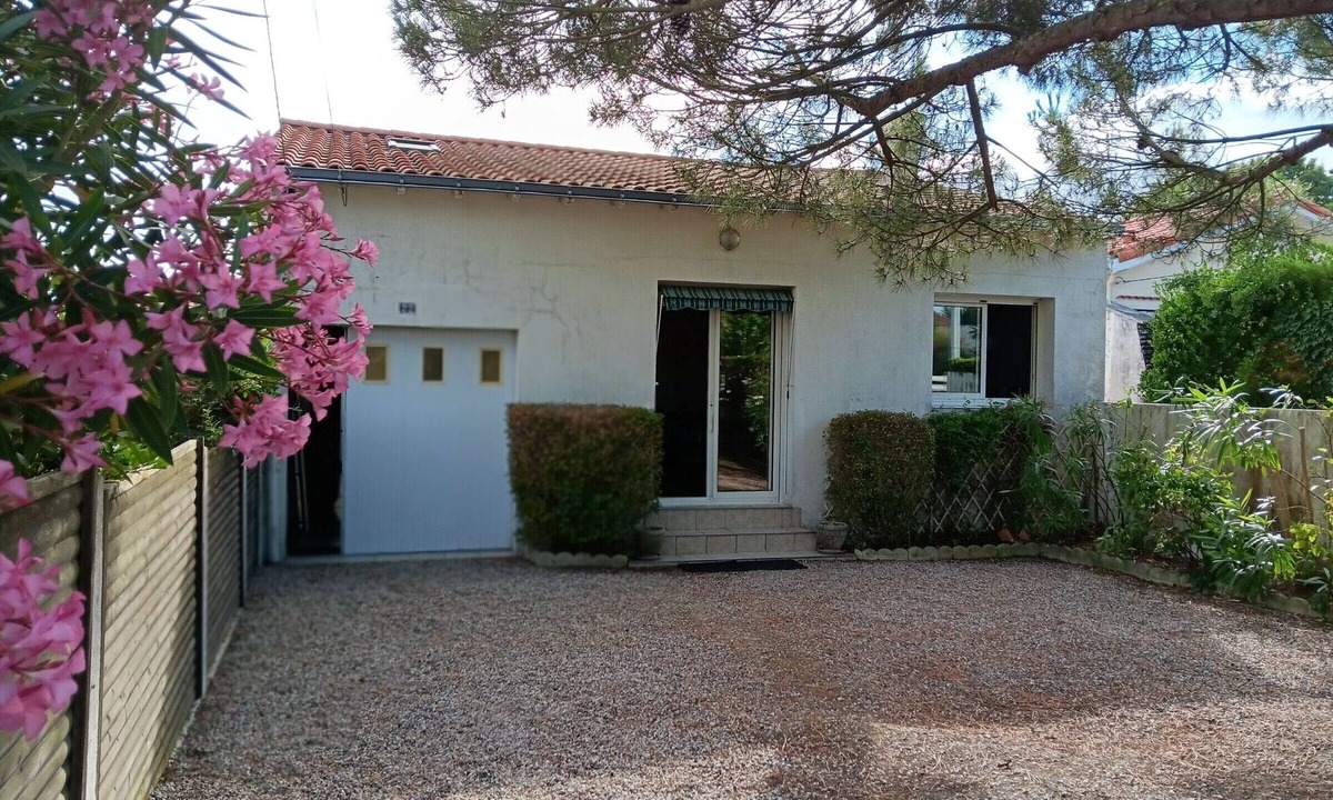 LʼAiguillon-sur-Mer House | Charming 3-Star Villa, 2 Bedrooms, Garden Near Beach
