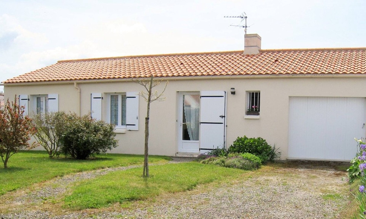 L'Epine House | Charming 3-Room House, 5 Sleeps, 400m from Bosse Beach, South-Facing Terrace, Large Garden