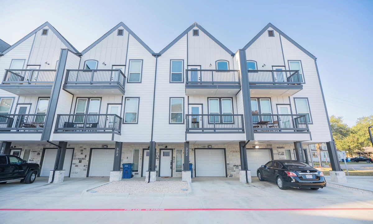 Waller Apartment | Charming 3-Story Townhome in wonderful Waller with WiFi, AC