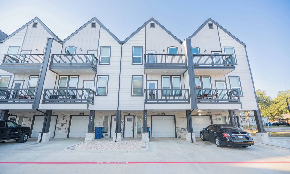 Waller Apartment | Charming 3-Story Townhome in wonderful Waller with WiFi, AC