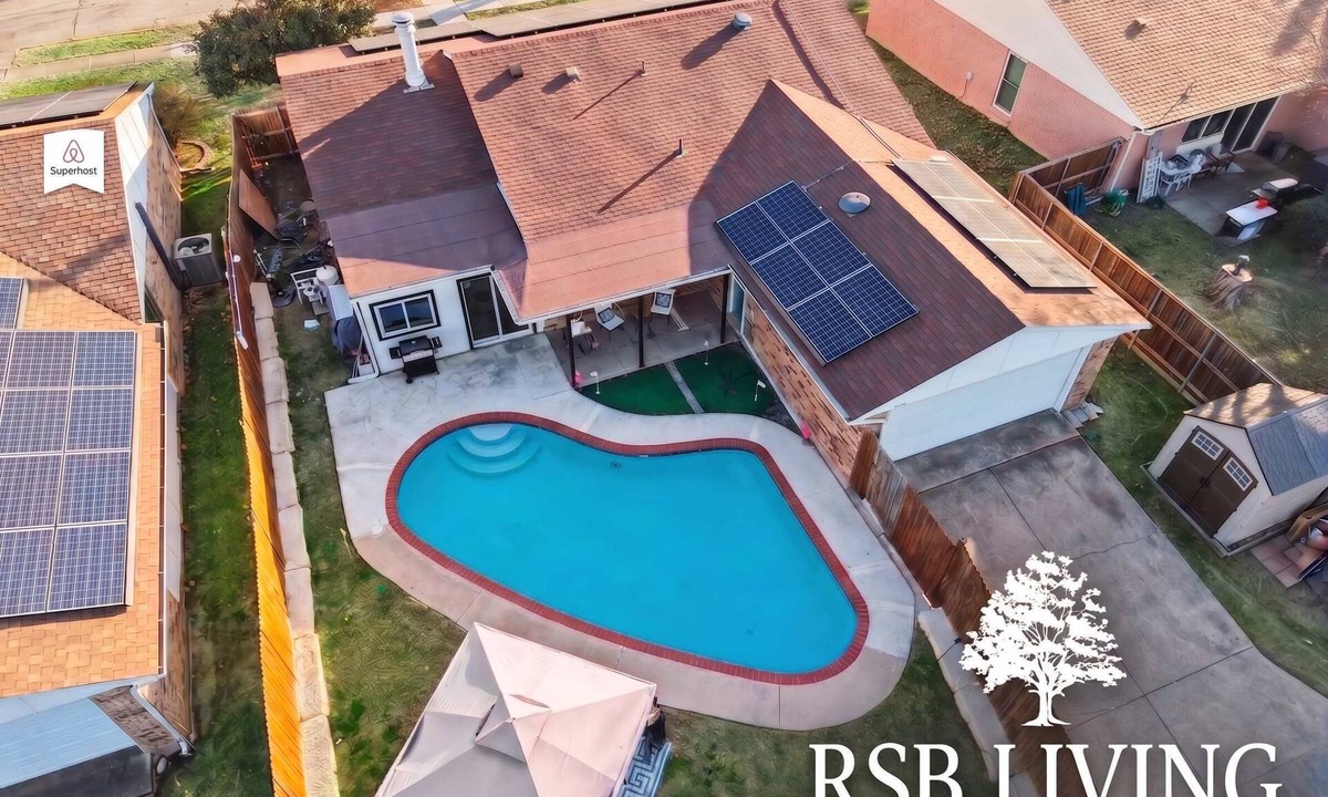 The Colony House | Charming 3BD 2BA Villa with Pool