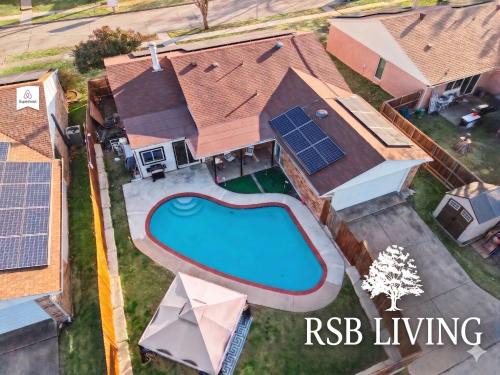 The Colony House | Charming 3BD 2BA Villa with Pool