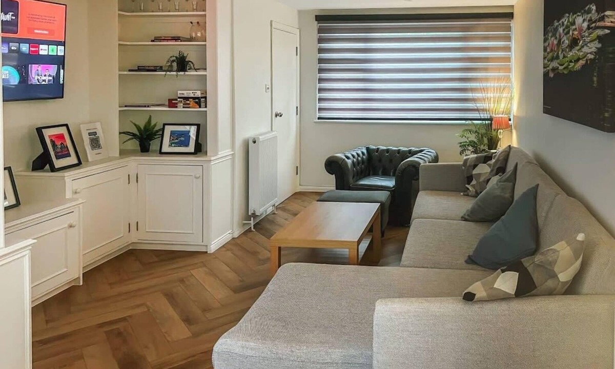 Windsor House | Charming 3Bed 3Bath Home in Windsor with parking!