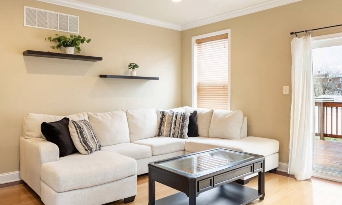 Bridgeport House | Charming 3BR & 2.5Ba nested in KOP w free parking, close to Conshy & Philly.