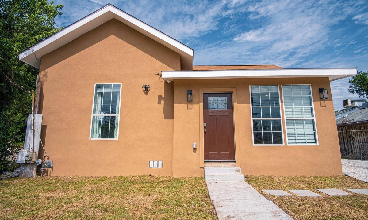 Near East Side Cottage | Charming 3br/2ba Gem Close to Downtown/Riverwalk