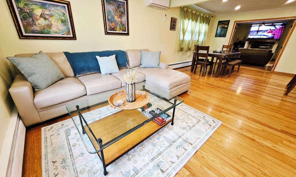 Buckingham Lake - Crestwood House | Charming 3BR/2BA in Fmly-Frndly Buckingham Lake