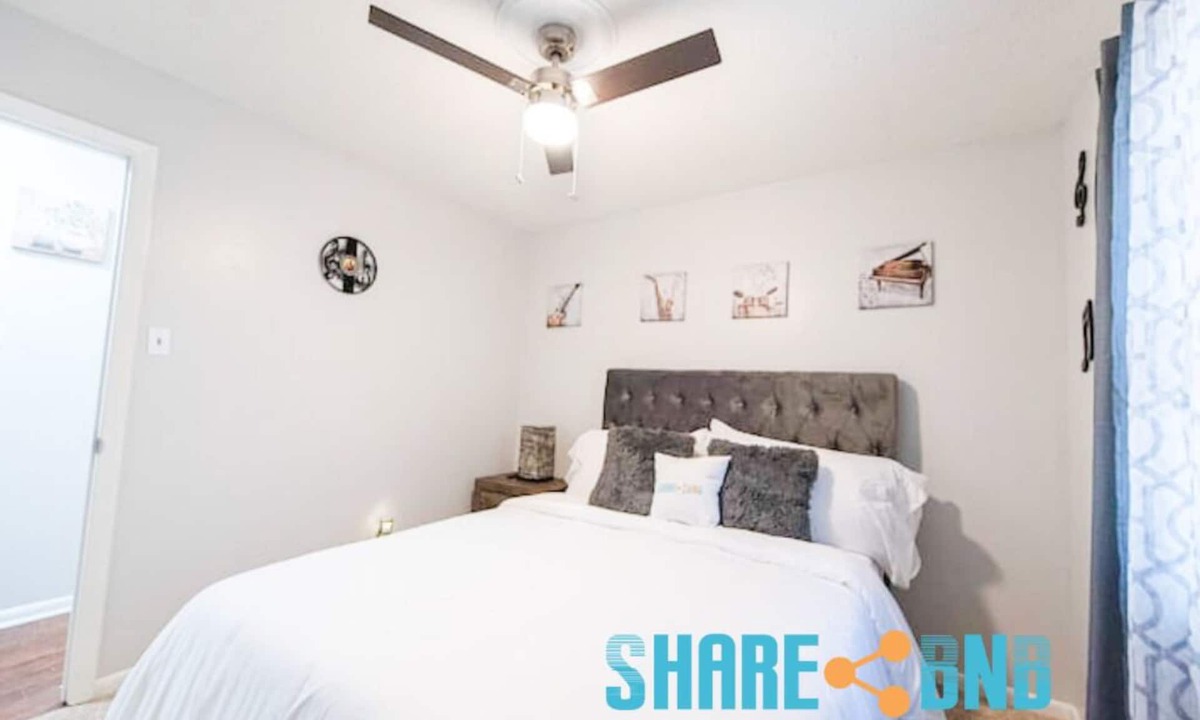 Sherwood House | Charming 3BR/2BA Sherwood Home with 2-Car Garage