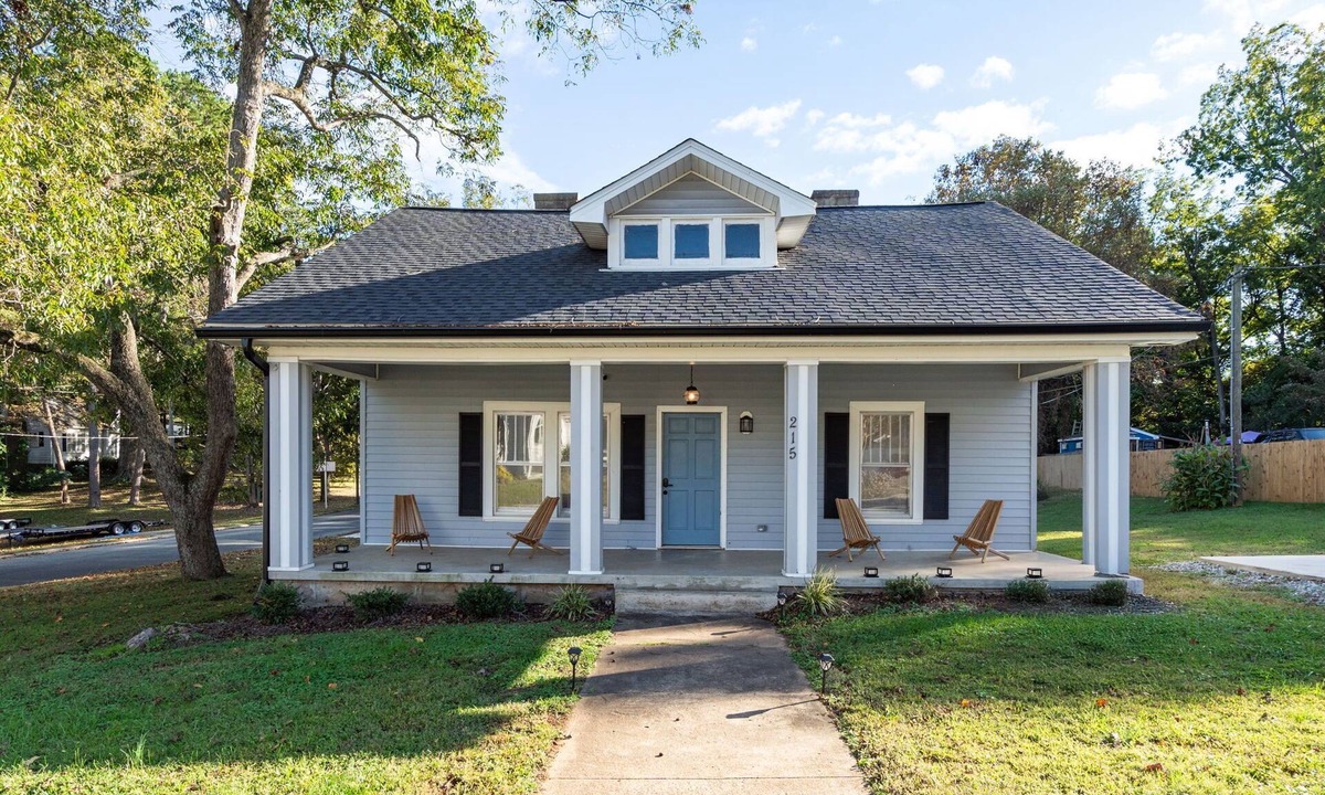 Graham House | Charming 3BR/2BA Sleeps 6 in Graham, NC has everything you need!