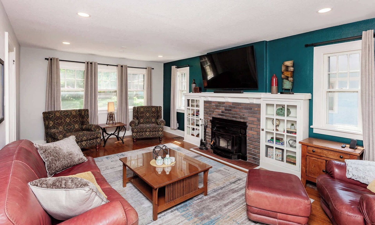 Ames House | Charming 3BR 3-5BA Modern Retreat