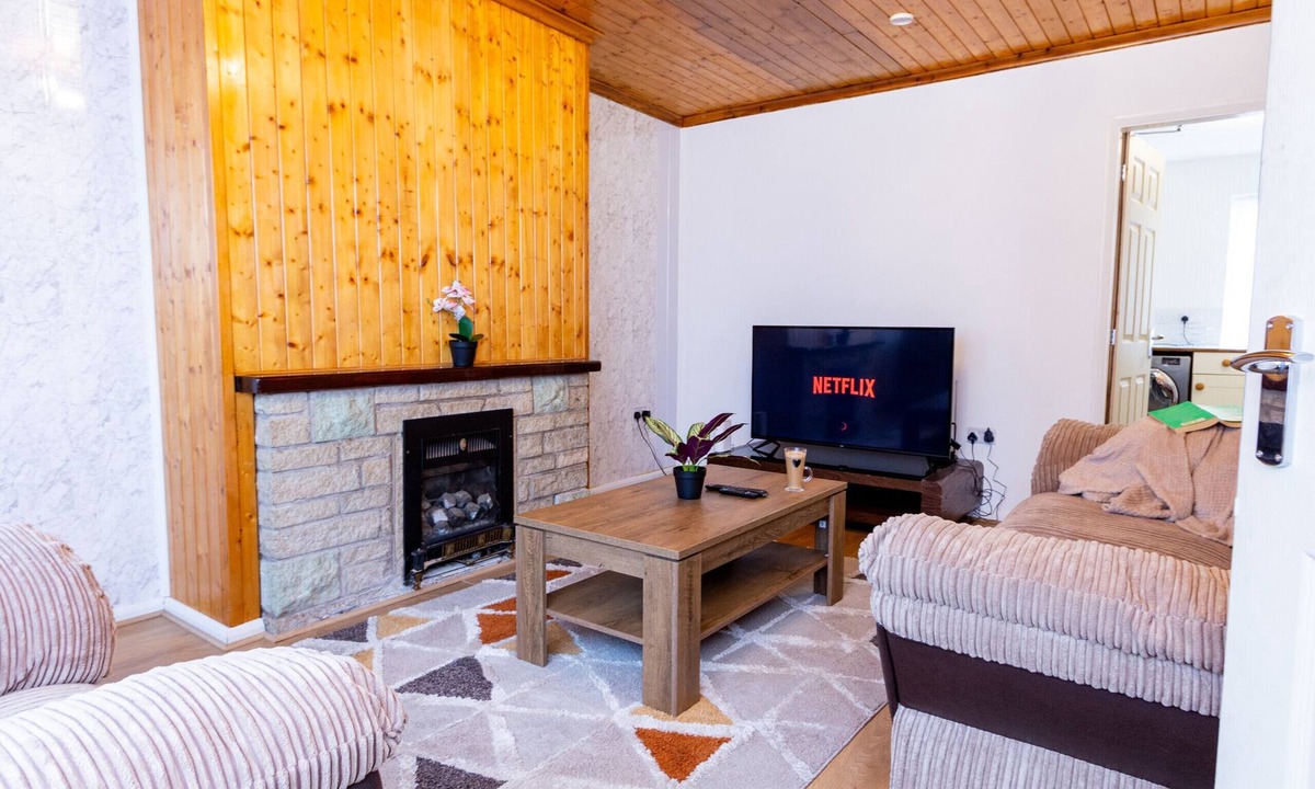 Ridgeway House | Charming 3BR House - Perfect for Group Stays