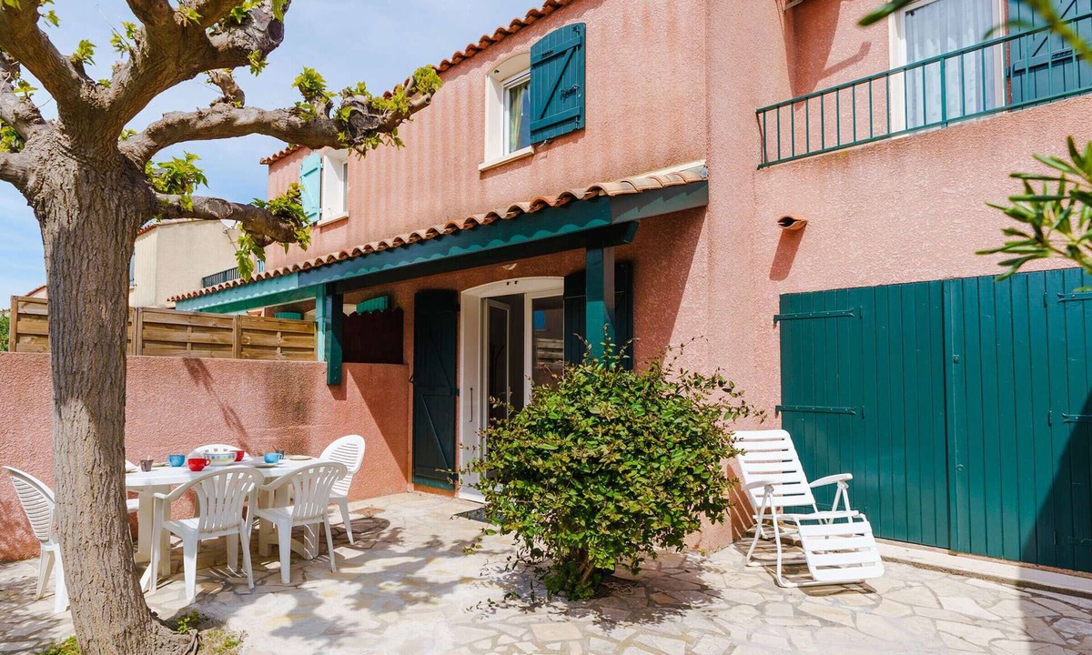 Gruissan Villa | Charming 3BR House Near Grazel Beach with WiFi, Terrace & BBQ – Sleeps 6, Pets Welcome!