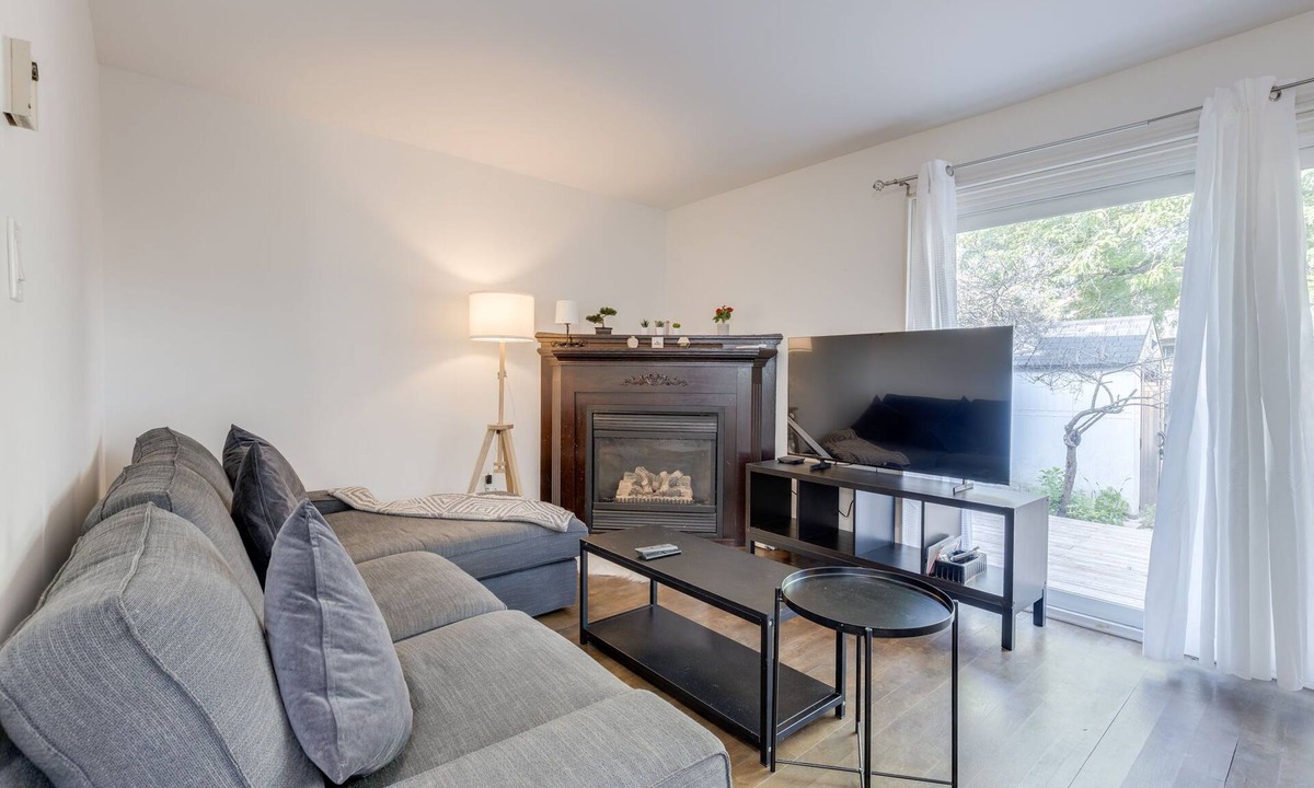 Streetsville House | Charming 3BR Townhouse with Backyard & Parking