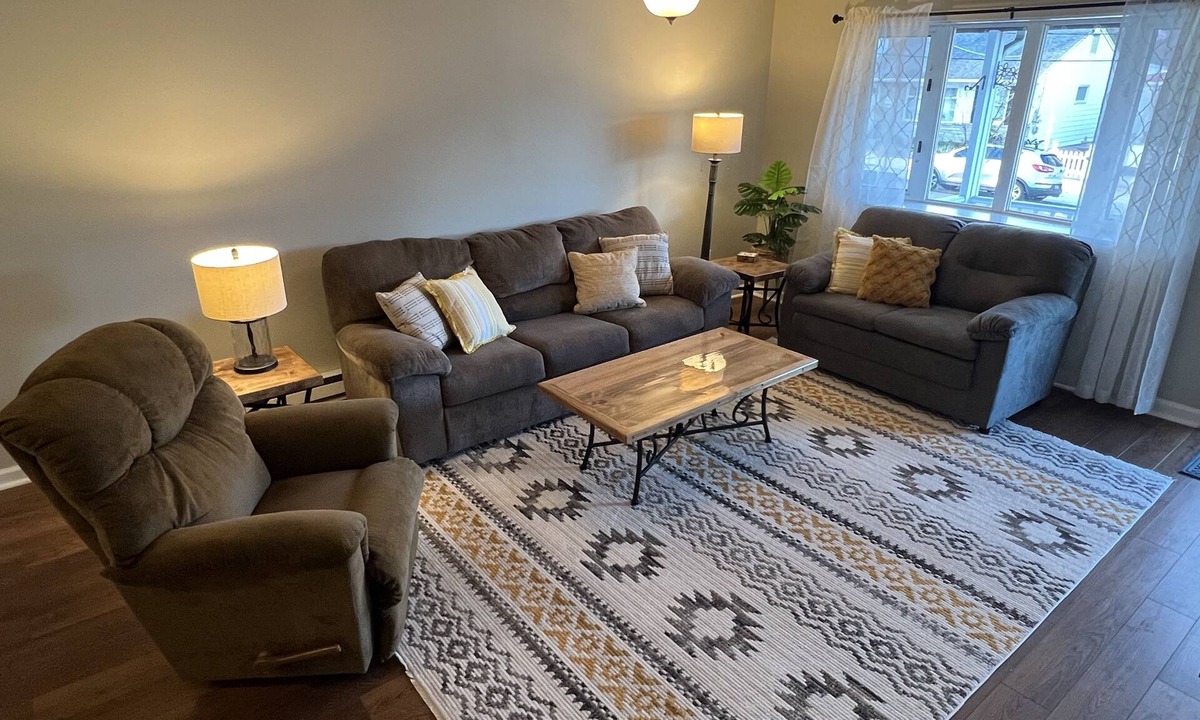 Minersville House | Charming 3BR Townhome; Fast Wi-Fi and Full Kitchen