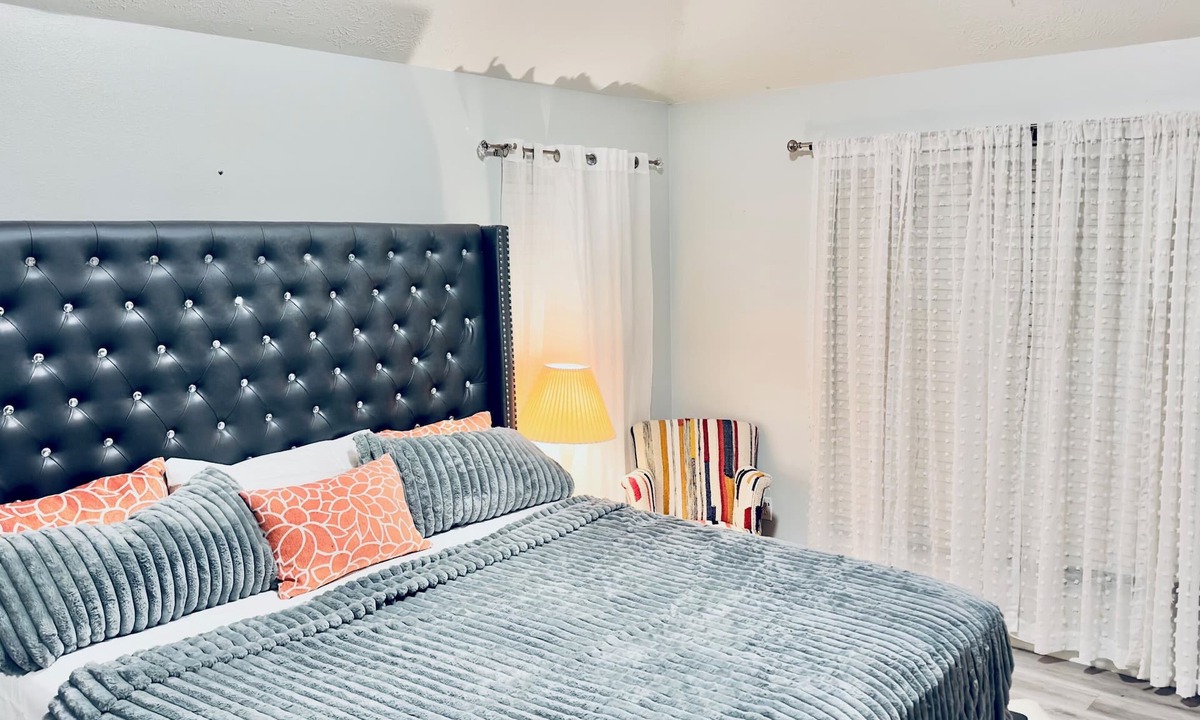 Clodine House | Charming 4-bedroom bungalow with fitness threadmill, and AC in Sugar Land