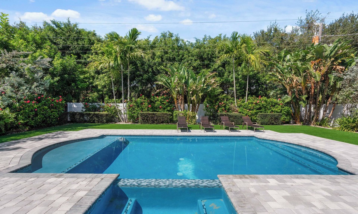 Tequesta House | Charming 4-Bedroom Beach Bungalow with Idyllic Pool & Backyard