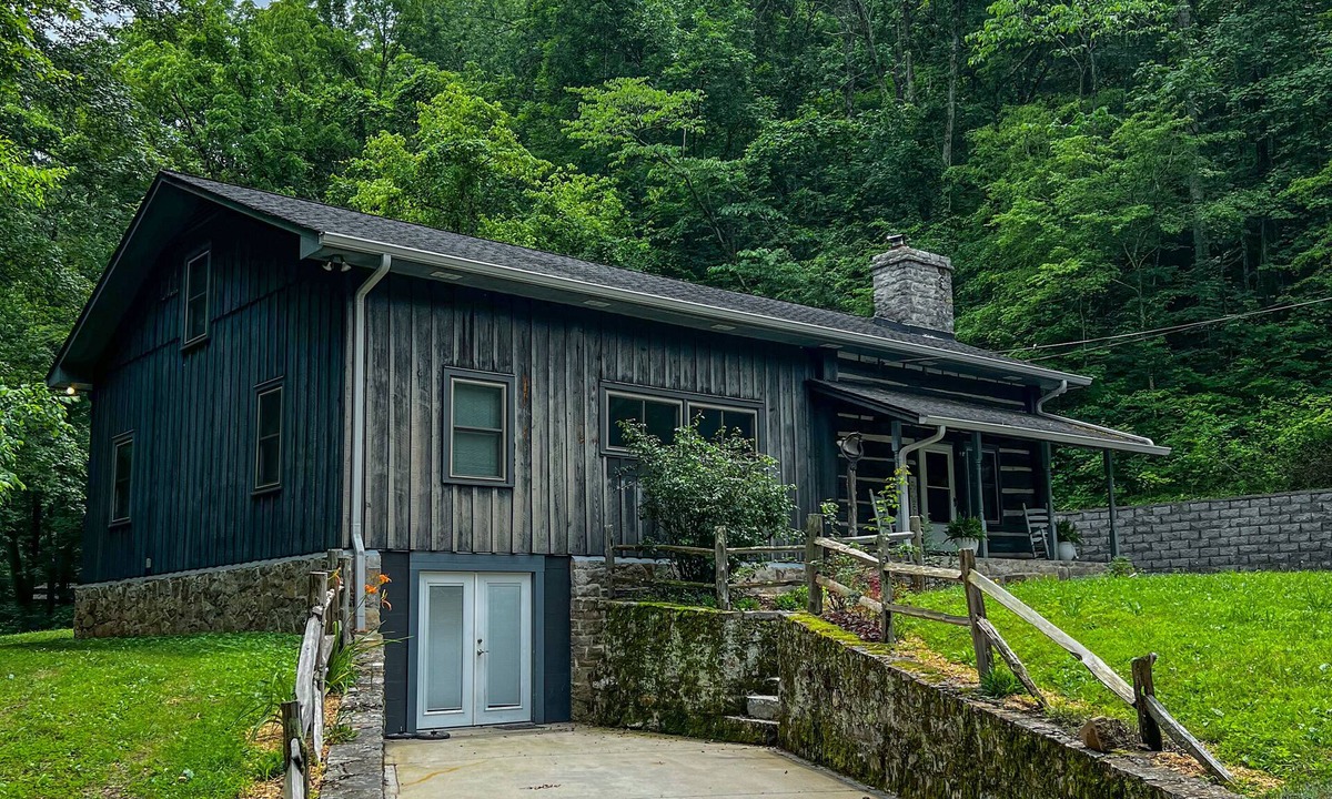 Woodbury House | Charming 4-bedroom Cabin with WiFi, AC in Historic Woodbury