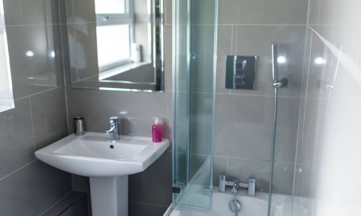 Fifield Cottage | Charming 4-Bedroom Cottage in Windsor with Parking