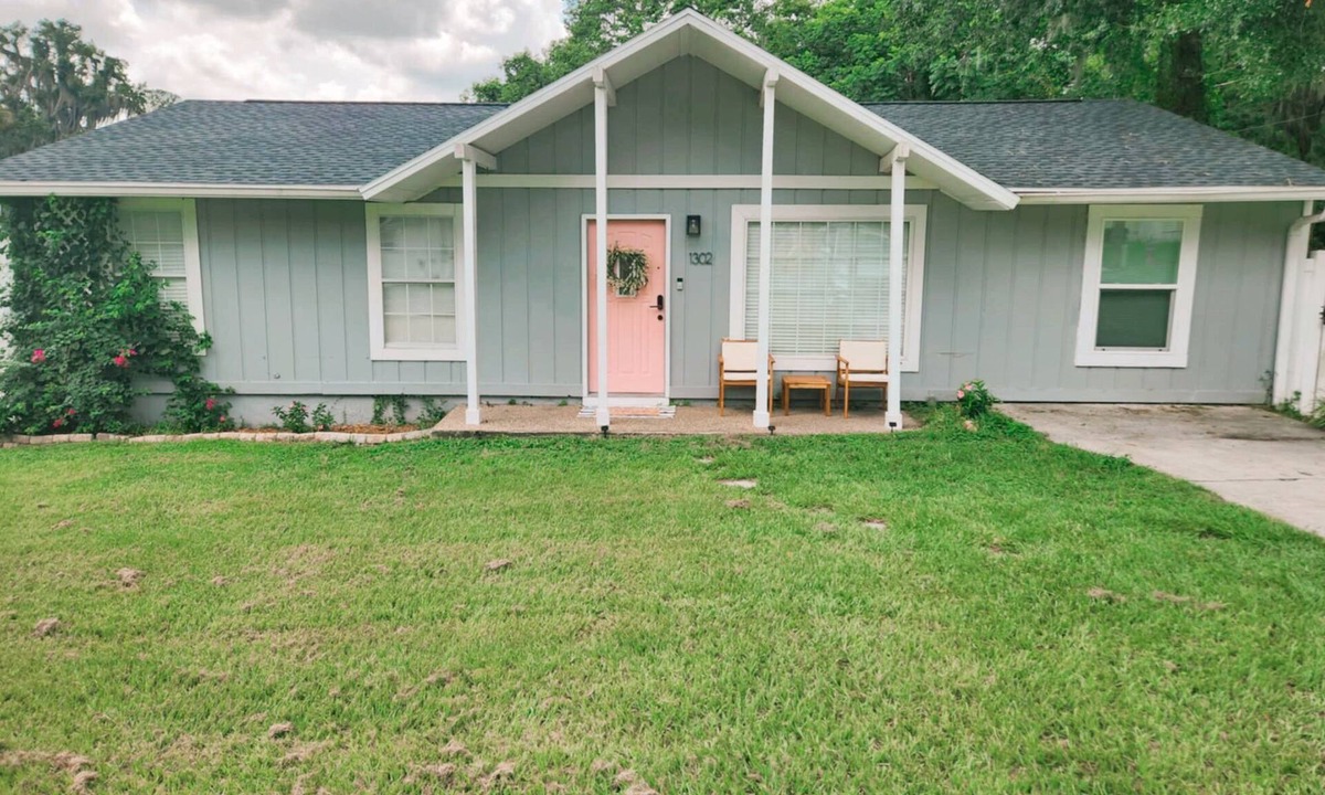 Historic District House | Charming 4-bedroom Cottage- BEST LOCATION & BACKYARD