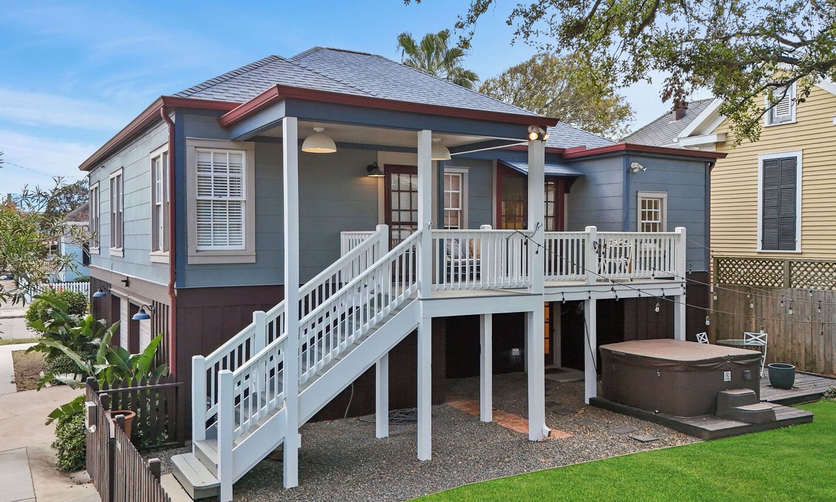 San Jacinto House | Charming 4-bedroom Elegant Home in Galveston, Texas