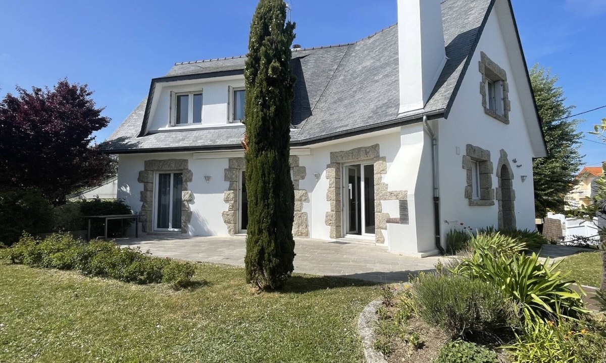 Jullouville-les-Pins House | Charming 4-Bedroom Home, 8 Sleeps, Terrace, Garden, Parking, Close to Beach & Shops!