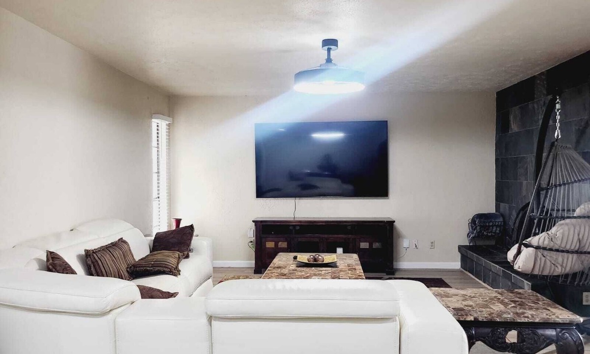 The Colony House | Charming 4-bedroom house Fast Wi-Fi + All room Smart TV's +Deck/Patio The Colony