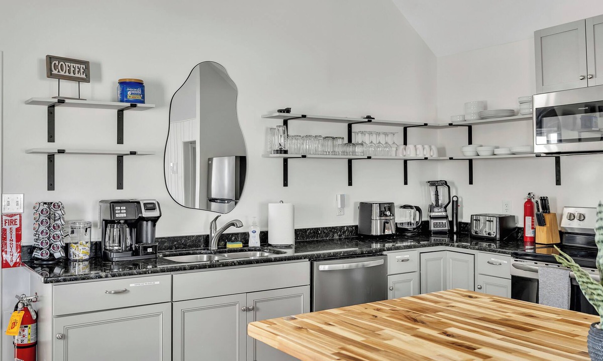 Durhamville House | Charming 4-bedroom house with WiFi, AC and HotTub-Lake Front-nr Sylvan Beach