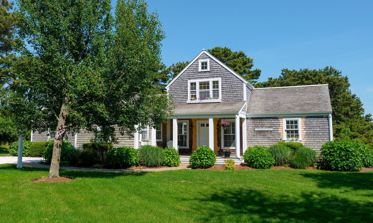 Nantucket House | Charming 4-bedroom house with spacious yard and pool