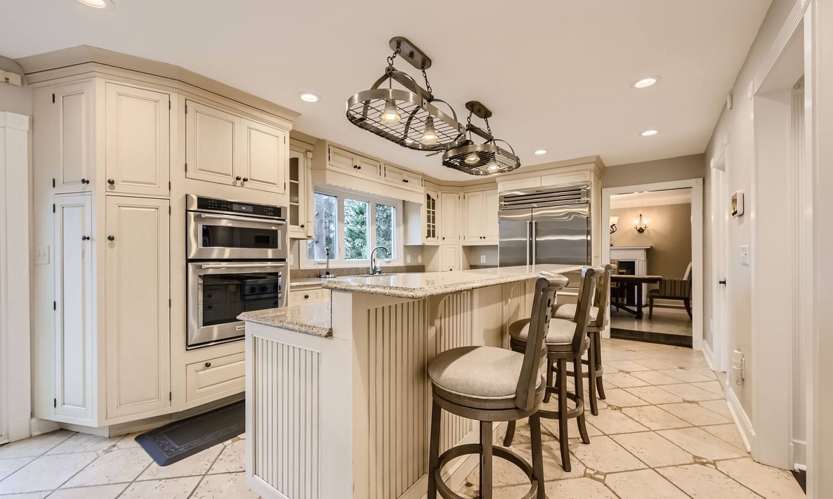 Lake Shore House | Charming 4-bedroom house with WiFi and AC. The beach is your backyard!
