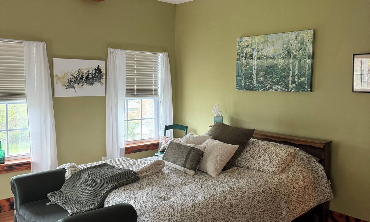 Hammond House | Charming 4-bedroom house is located in a quiet, small town of Rossie.