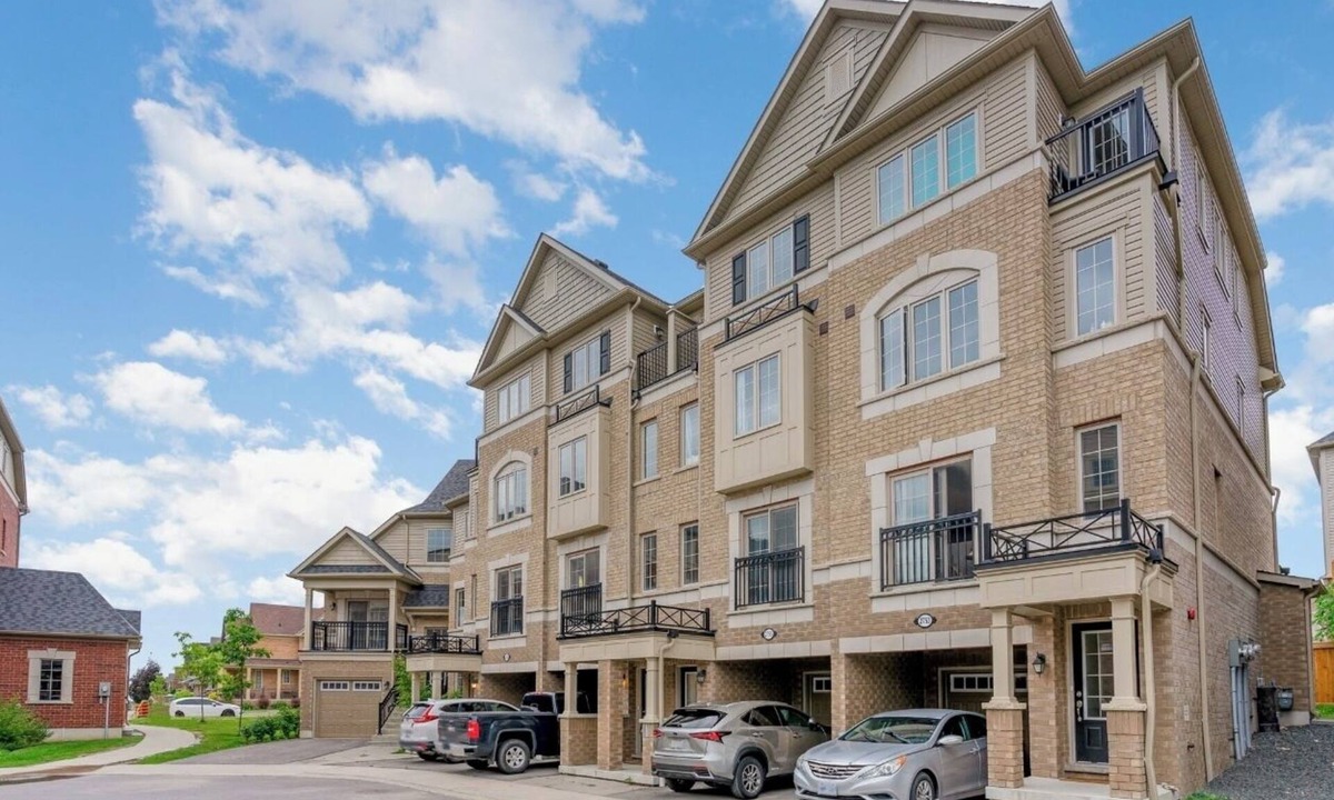 Oshawa House | Charming 4-bedroom house with Central air and WiFi in Oshawa