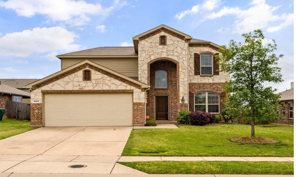 Cross Roads House | Charming 4-bedroom house in delightful Aubrey with AC