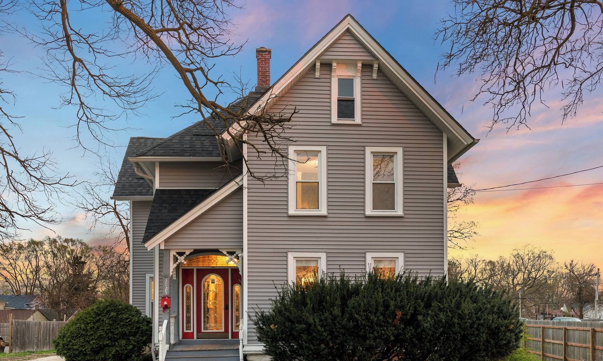 Fox Valley House | Charming 4-bedroom house with AC, WiFi in marvelous Aurora