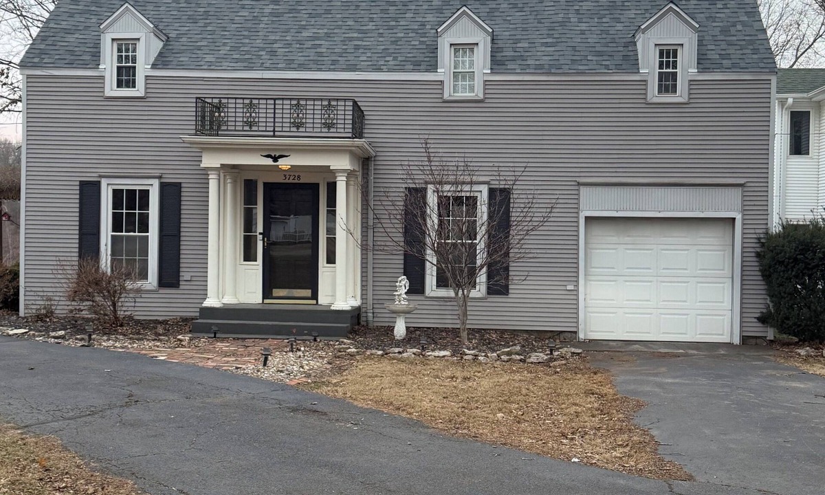 Armstrong House | Charming 4 bedroom Lakefront Home with Peaceful Views