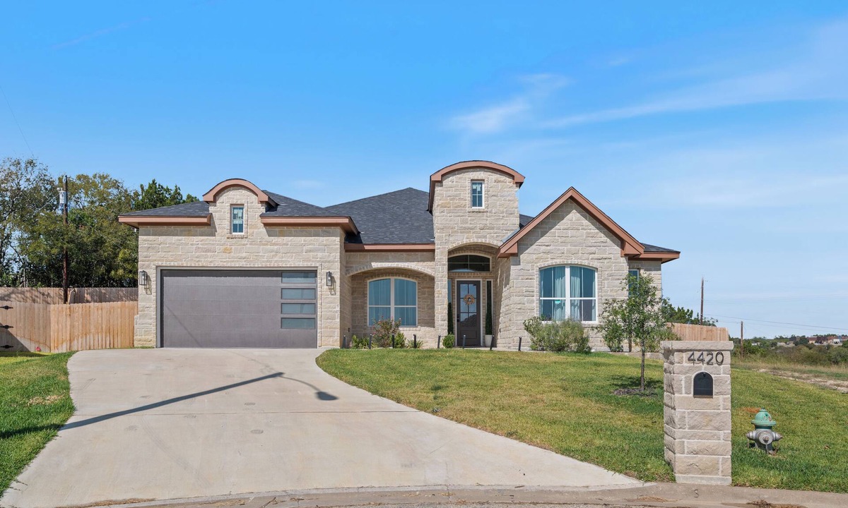 Temple House | Charming 4-bedroom Retreat Near Baylor Hospital & VA Hospital