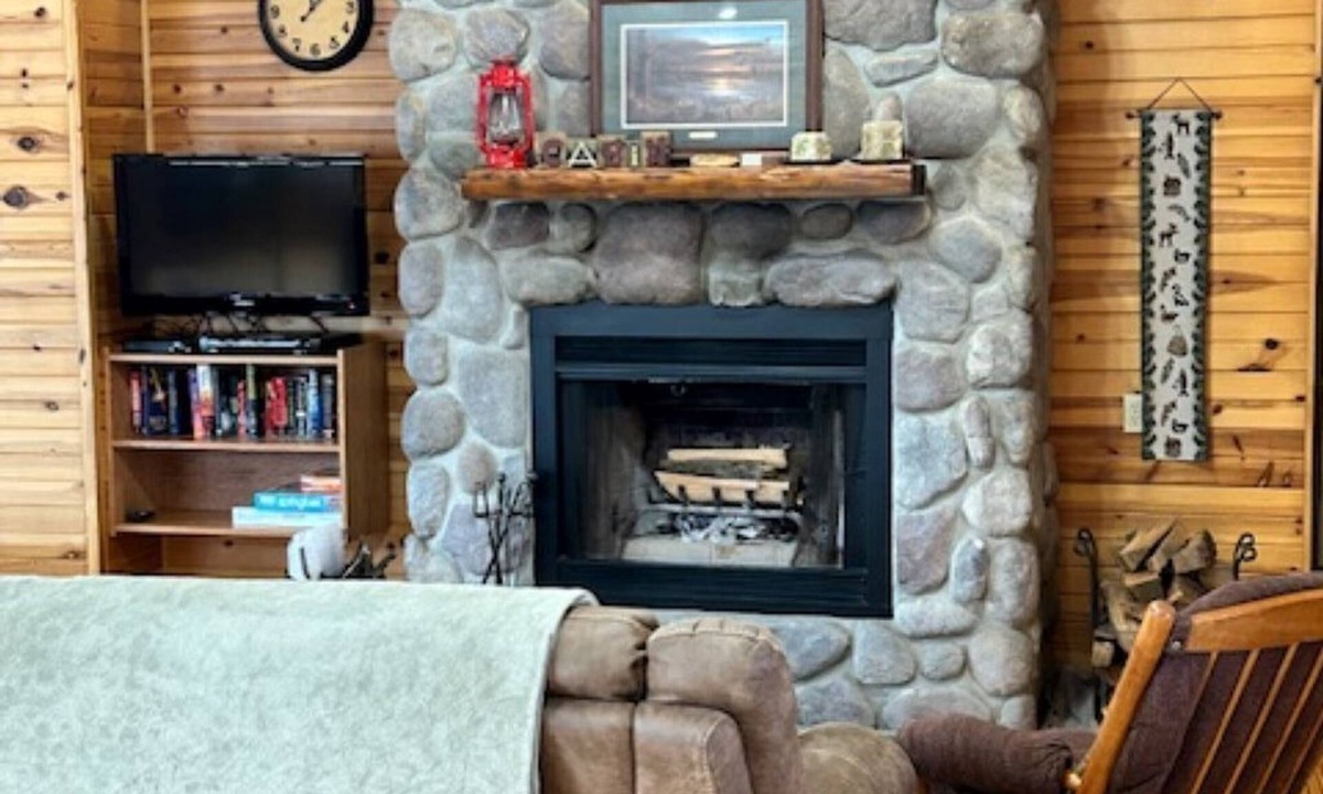 South Haven Cottage | Charming 4-bedroom cottage with fireplace & hot tub