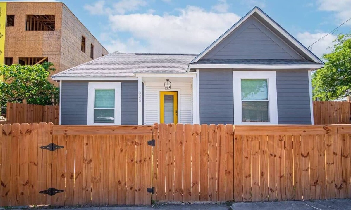 Nevada Street House | Charming 4BR/2BA Only 5 mins Downtown & Riverwalk