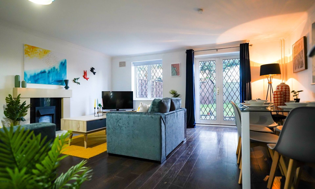 Tea Green House | Charming 4BR for Large Groups