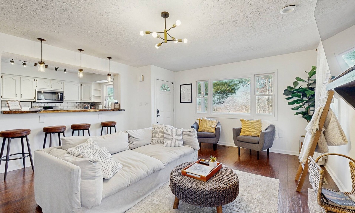 Royal Pines House | Charming 4BR retreat with Full Kitchen, Wifi and Patio | Pet-friendly