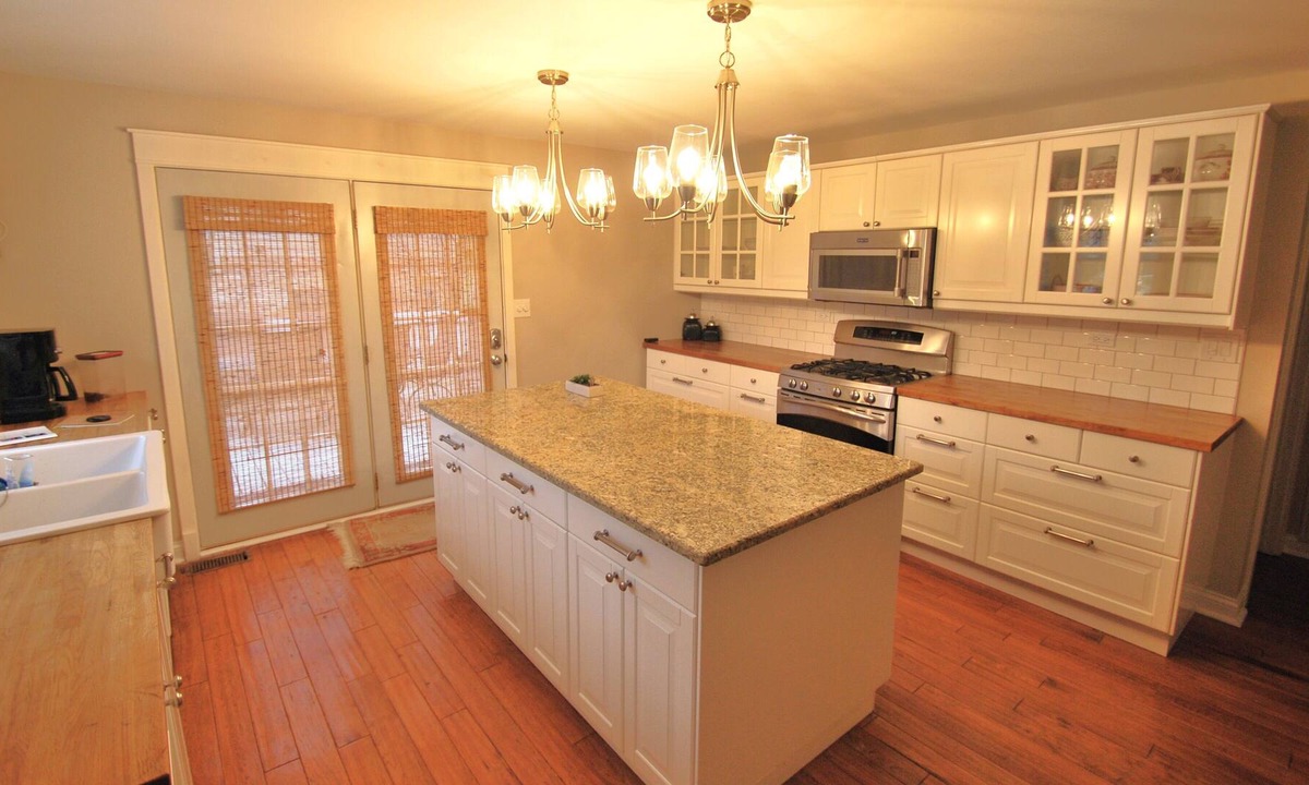 Willowbrook House | Charming 5 Bed Burr Ridge House