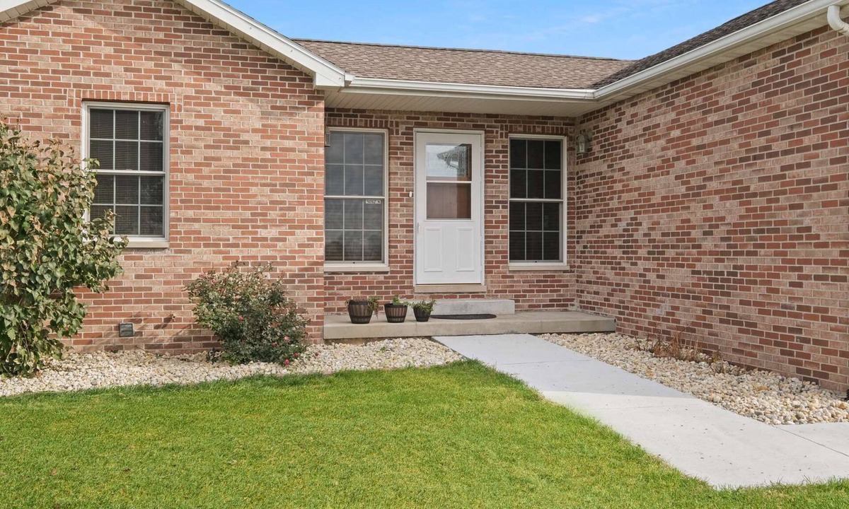 Marseilles House | Charming 5-bedroom, 3-bathroom ranch home