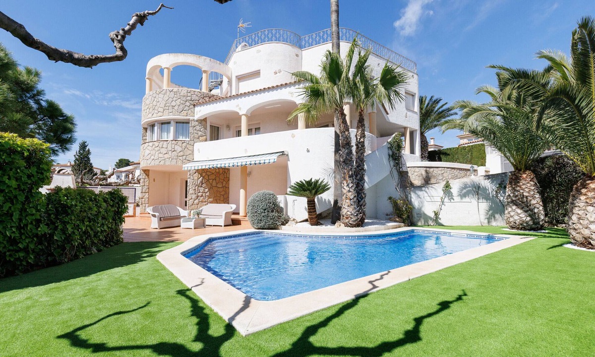 Miami Platja Villa | Charming 5-bedroom villa in Miami Playa 069 VILLA PINO ALTO