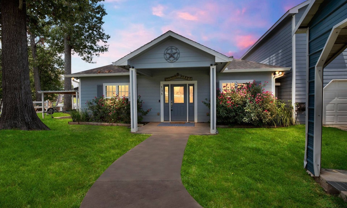 Pointblank House | Charming 5- bedroom home with WiFi on beautiful Lake Livingston