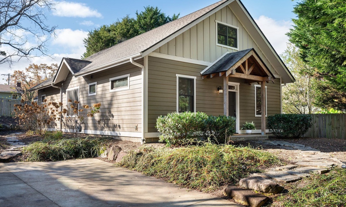 Oakley House | Charming 5-star home near downtown Asheville & Biltmore, fire pit, dog friendly