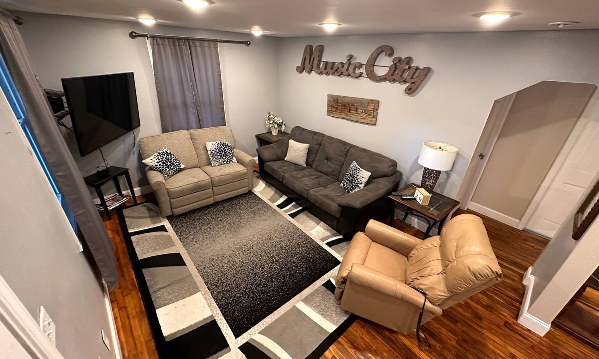 Glencliff House | Charming 5BR 5BA ALL-ONE-LEVEL Home Backyard Large Driveway 10mins DNTWN AIRPORT