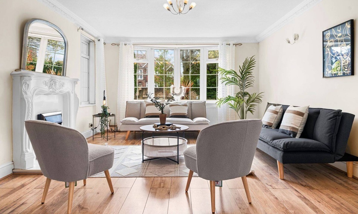 Bramcote House | Charming 5BR Home with Garden & Parking