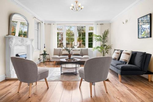 Bramcote House | Charming 5BR Home with Garden & Parking