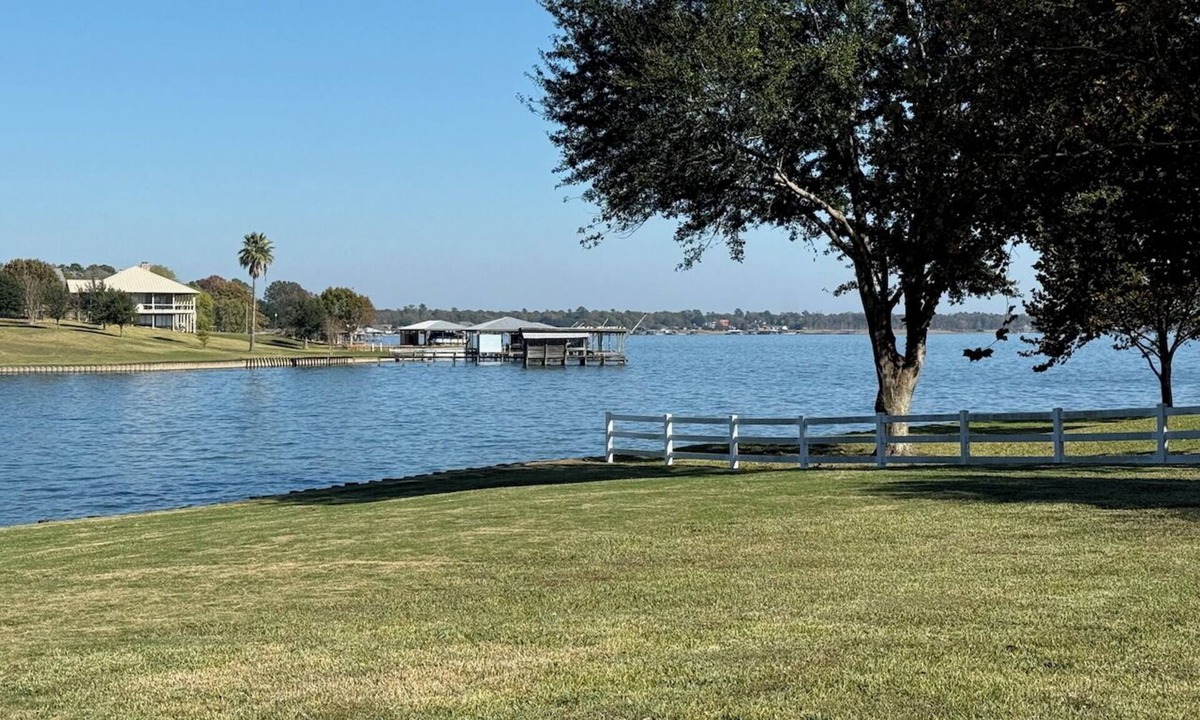West Livingston House | Charming 6-Bedroom Contemporary Lake House in Livingston, Texas